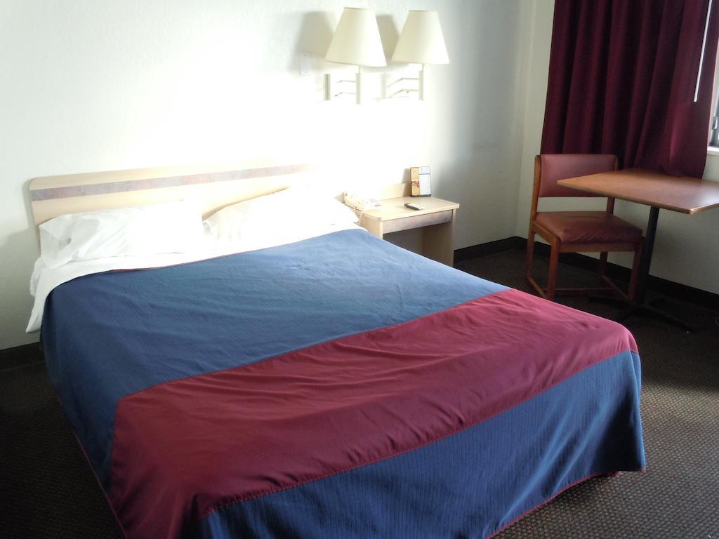 Travelodge By Wyndham Grand Rapids North Walker Esterno foto