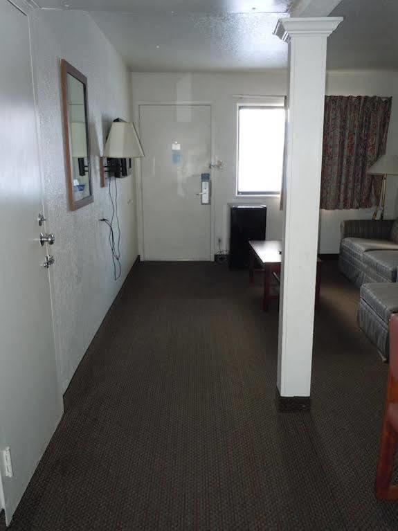 Travelodge By Wyndham Grand Rapids North Walker Esterno foto